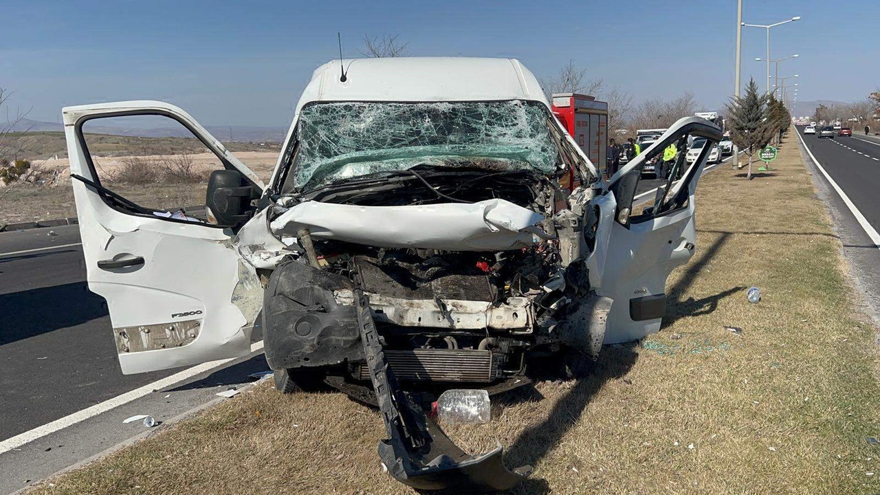 Minibüs TIR'a Çarptı: Bir Ölü, Bir Yaralı