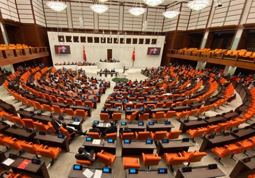 Bazı genç kadınlar yaşlı vekillerin bakın neden peşinde?