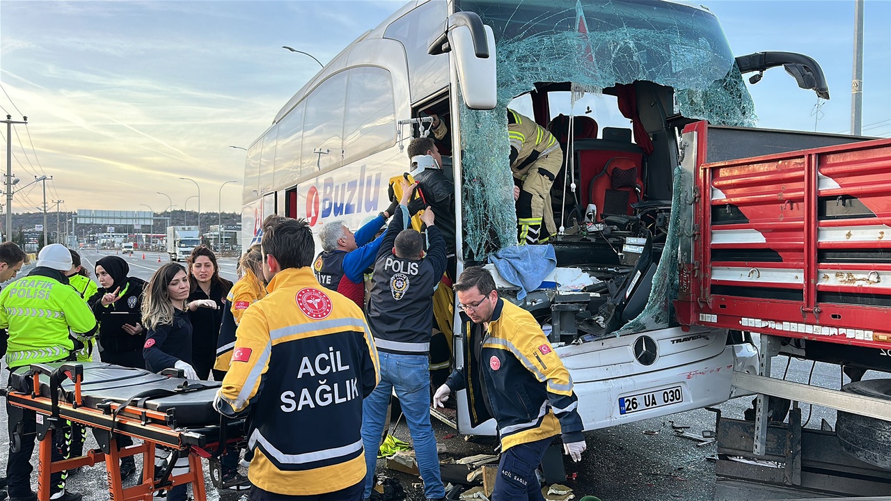 Kütahya'da Yolcu Otobüsü TIR ile Çarpıştı, 13 Kişi Yaralandı