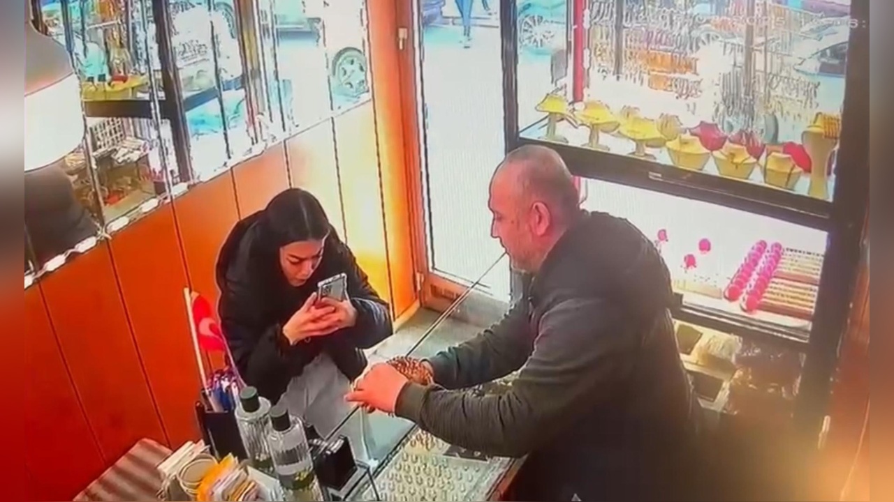 Beyoğlu'nda Kuyumcudan Altın Taç Çalan Kadının Görüntüleri Ortaya Çıktı