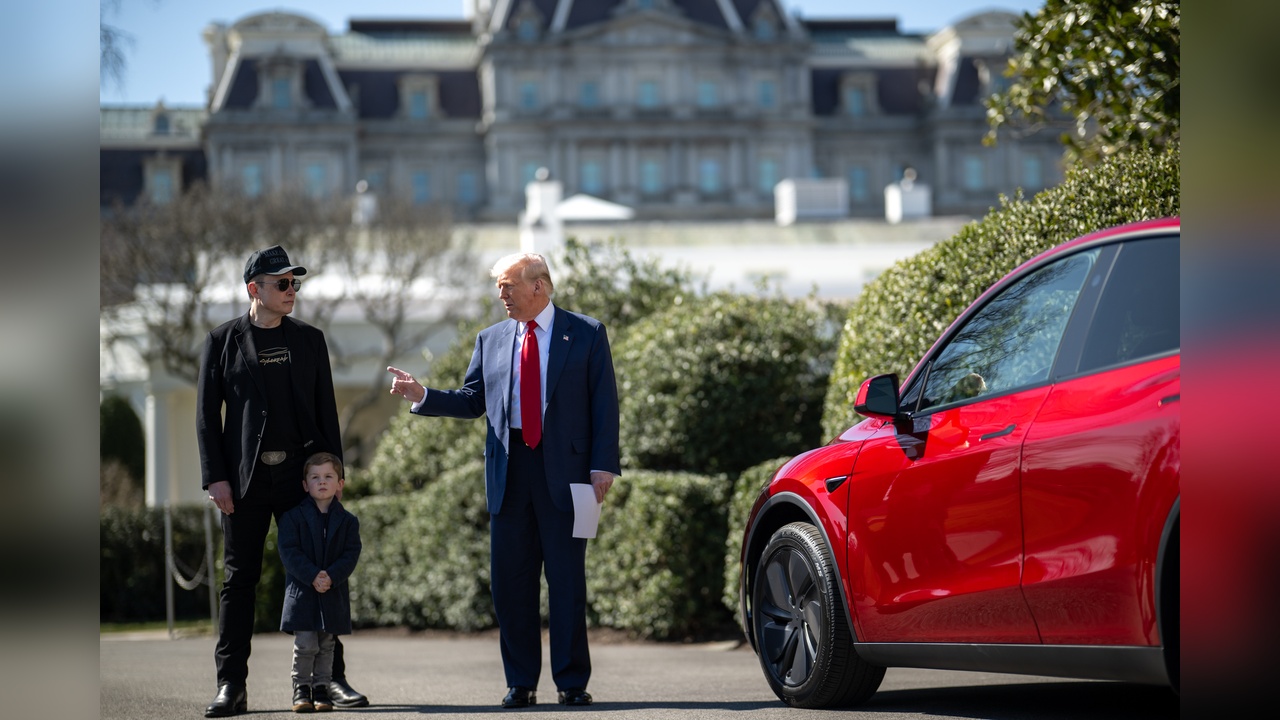 Trump, Tesla Hisseleriyle Musk'a Destek Verdi
