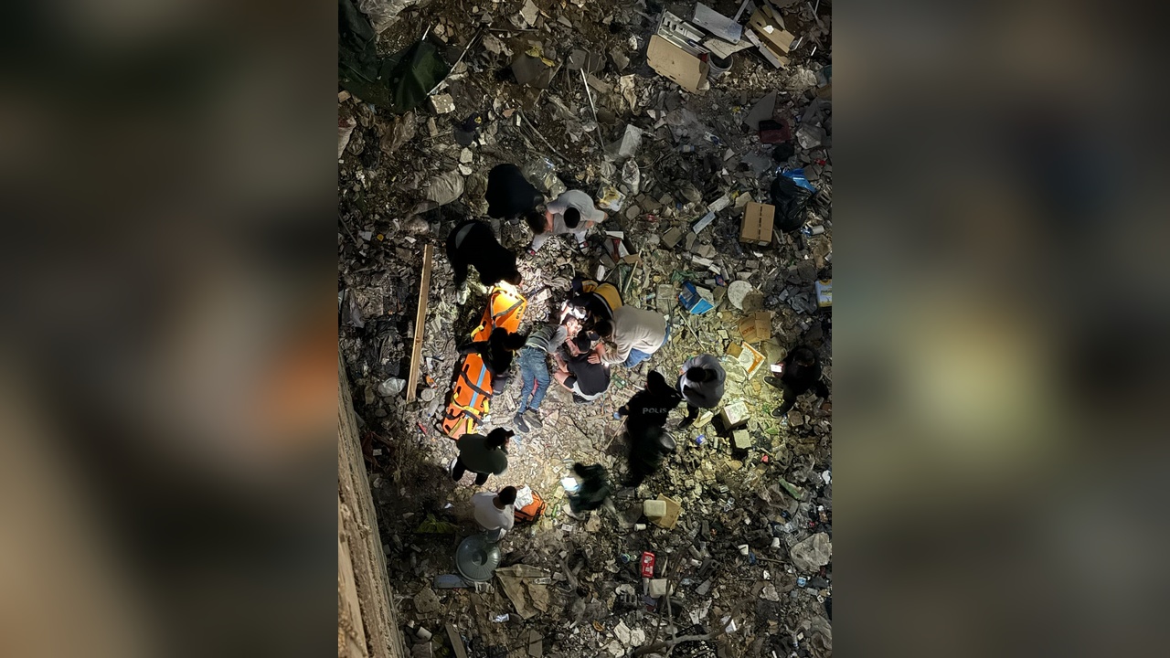 İftar sonrası yürüyüş yapan kişi inşaat alanına düştü