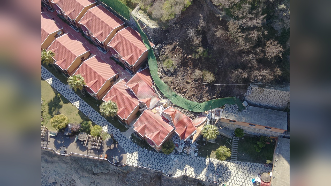 Artvin'de Heyelan Sonucu Apart Otelin İstinat Duvarı Çöktü
