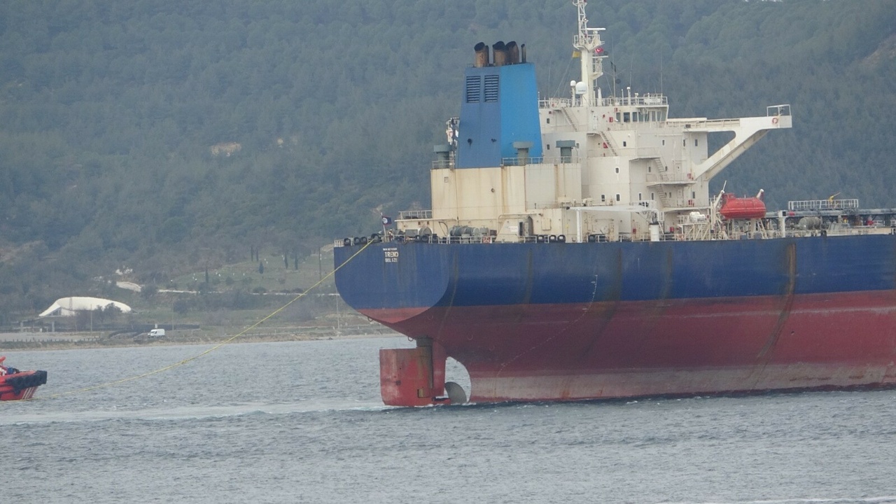 Çanakkale Boğazı'nda Yedeklenen 274 Metrelik Tanker Geçiş Yaptı