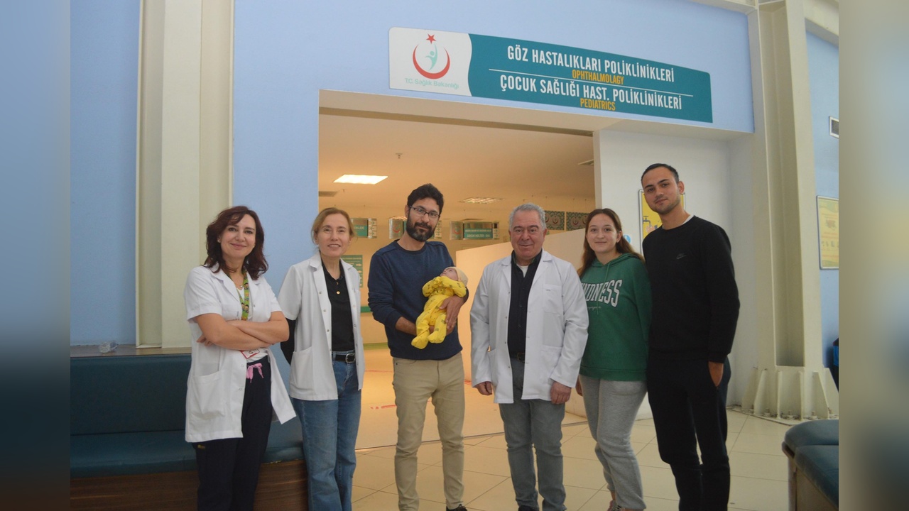 Dışarıda Organlarla Doğan Bebek Ameliyatla Hayata Tutundu