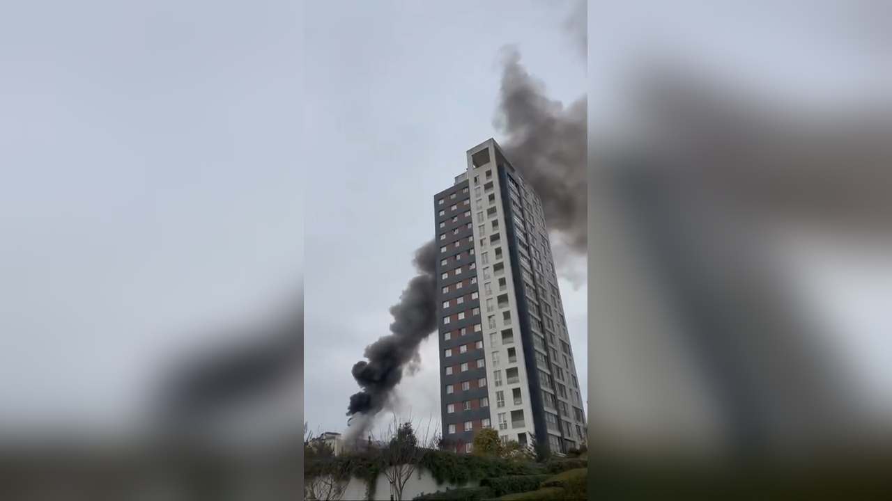Ataşehir'deki Alışveriş Merkezinde Yangın Çıktı