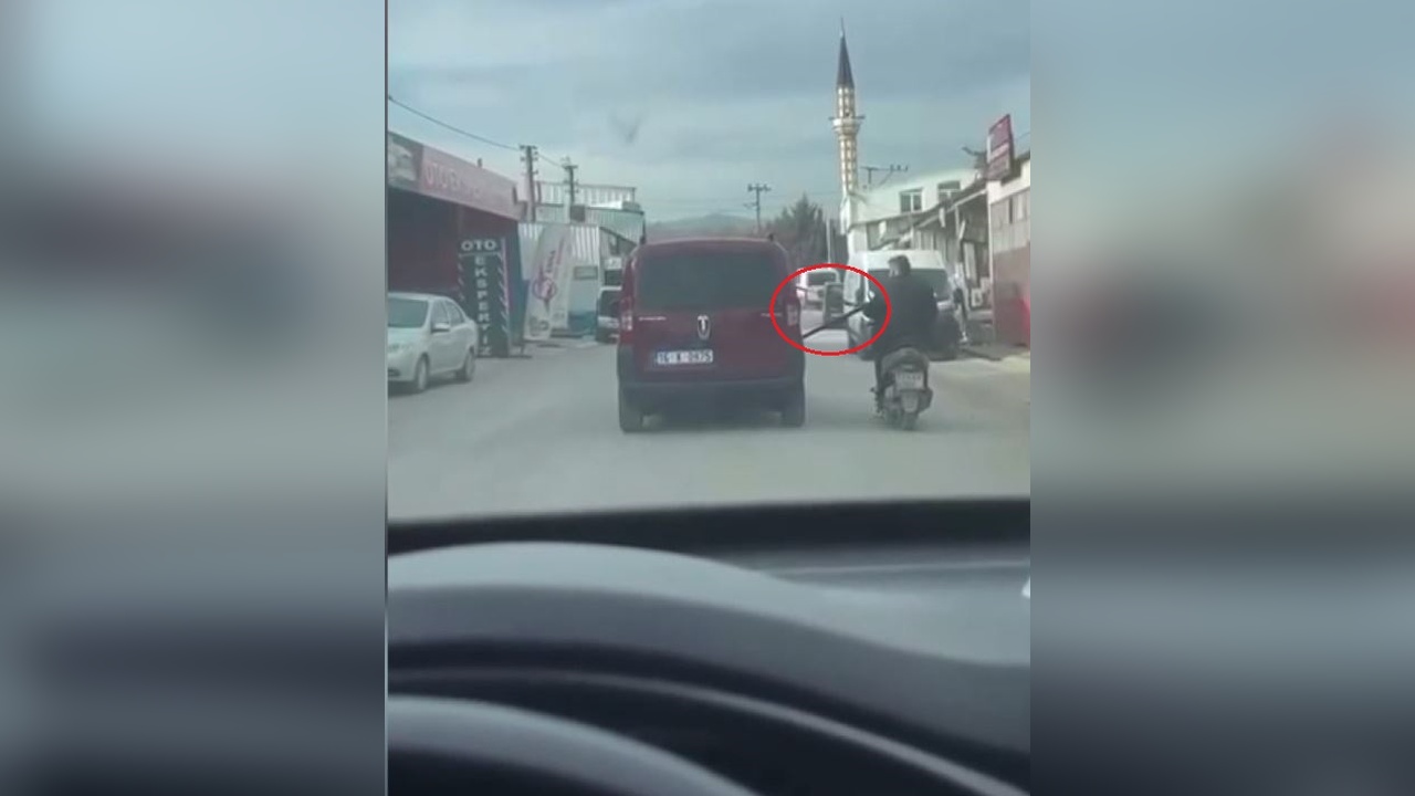 Arızalanan Motosikletin Sürücüsü Emniyet Kemerine Tutunarak Bekledi