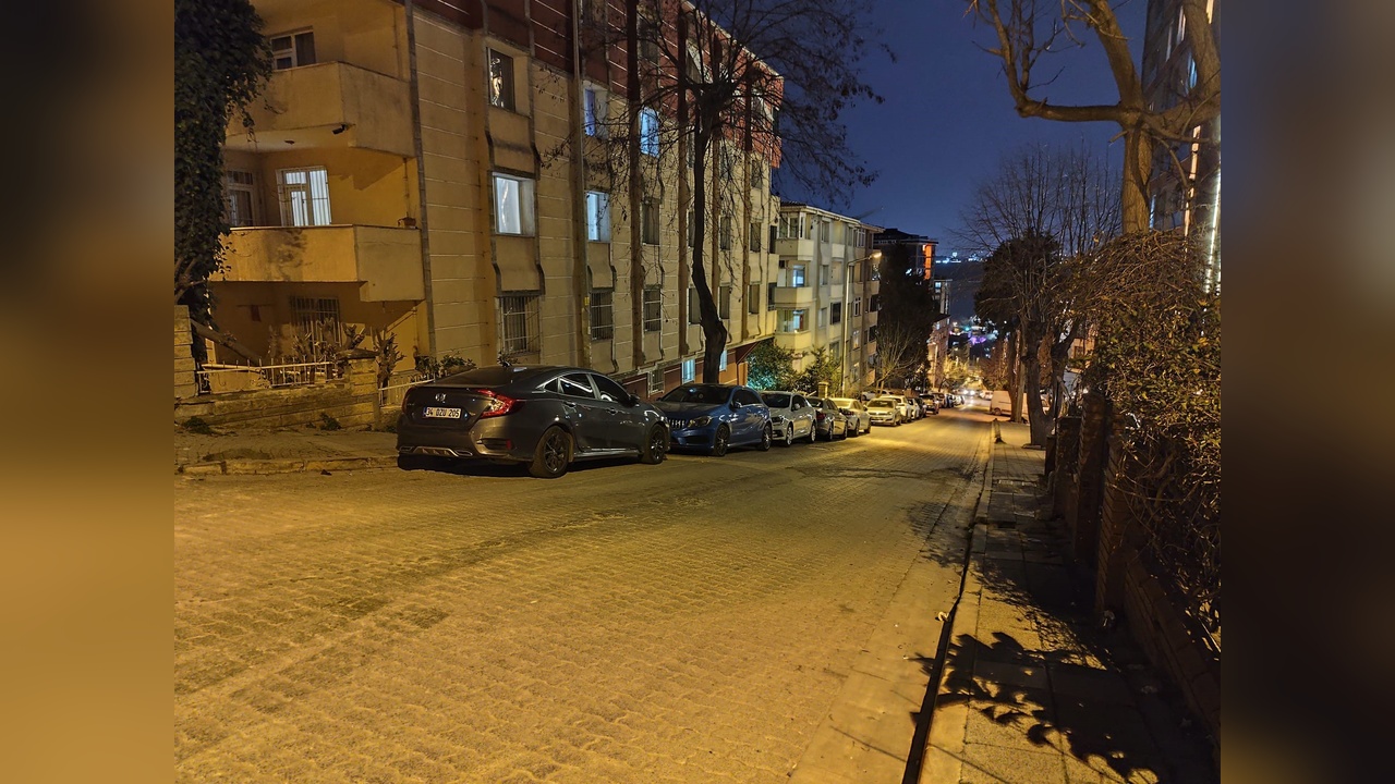 Küçükçekmece'de Motosikletli Şüpheliler Otomobile Ateş Açtı