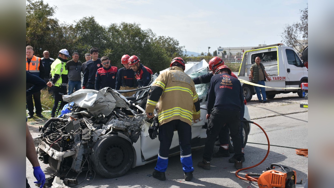 İzmir'de Trafik Kazası: Otomobil Sürücüsü Hayatını Kaybetti