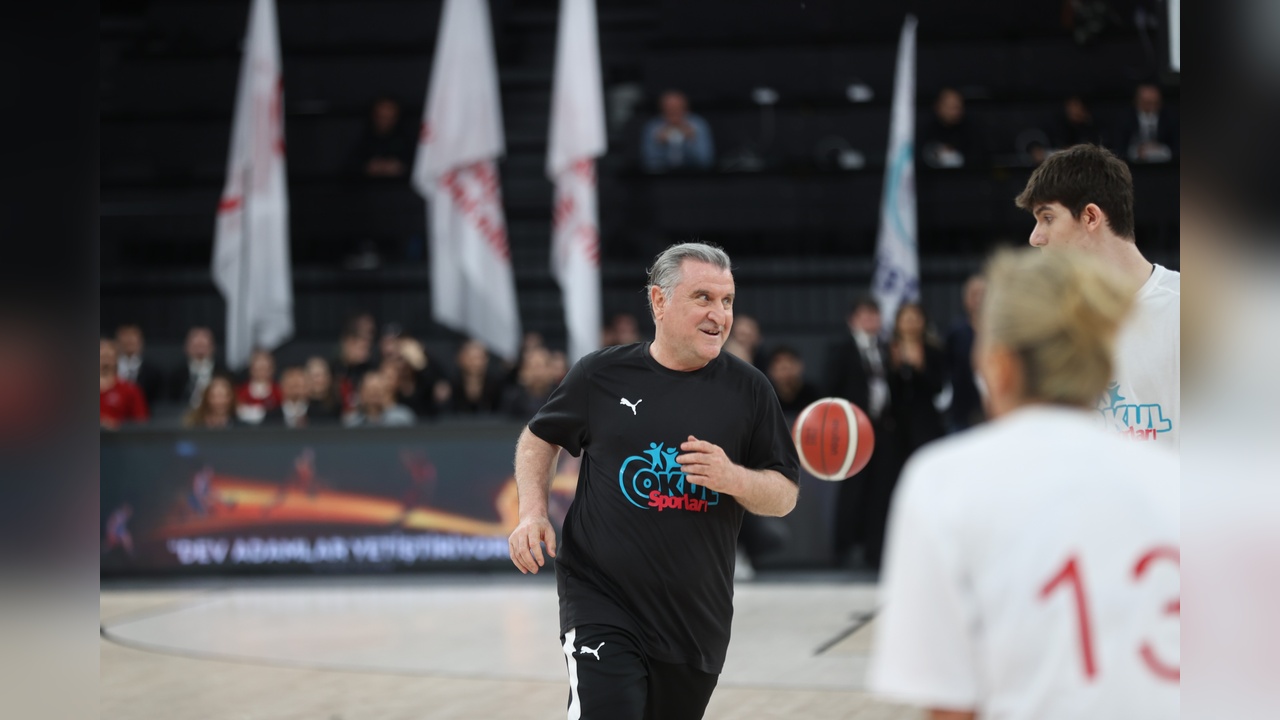 Bakan Bak, Gösteri Maçında Basketbol Oynadı