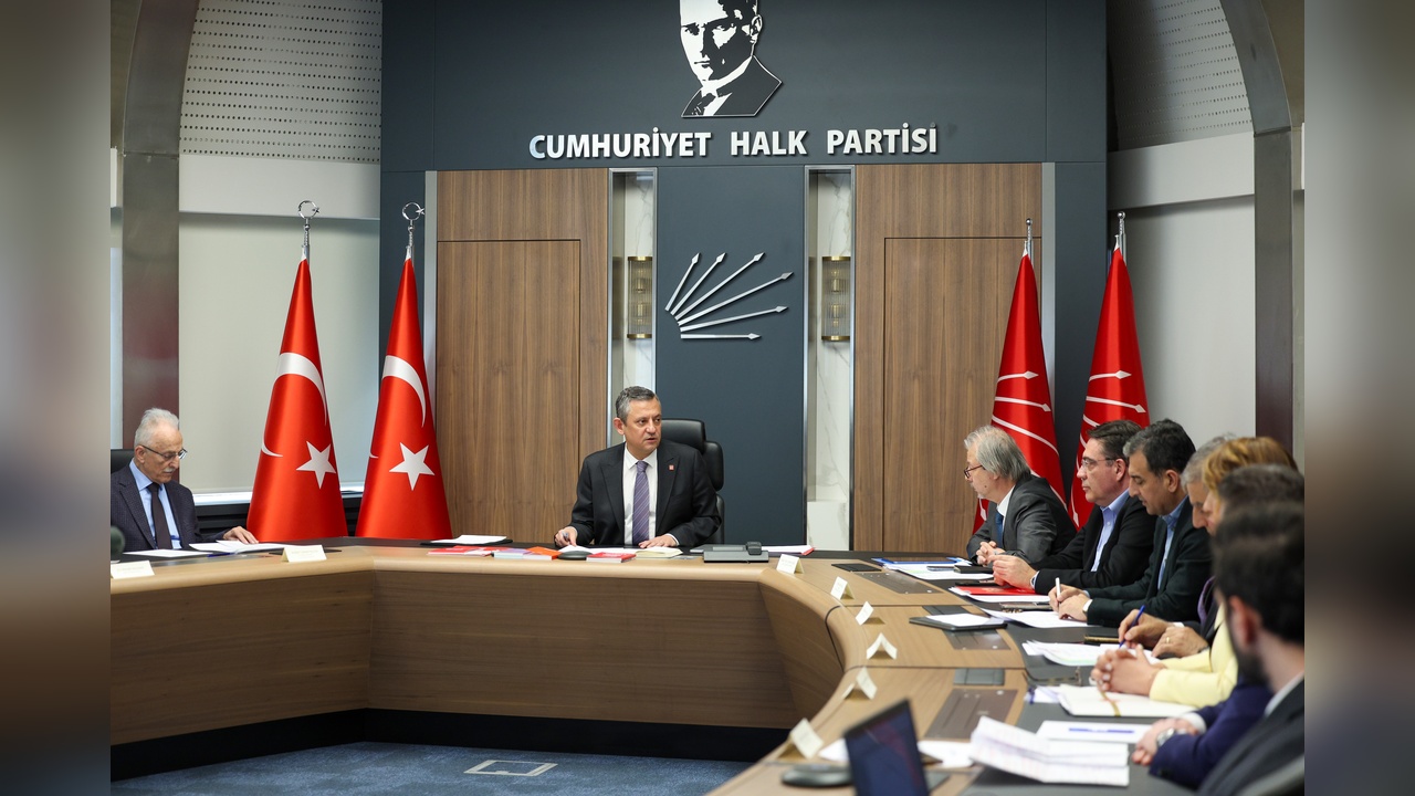 Özel, CHP'nin Dış Politika Toplantısına Başkanlık Etti