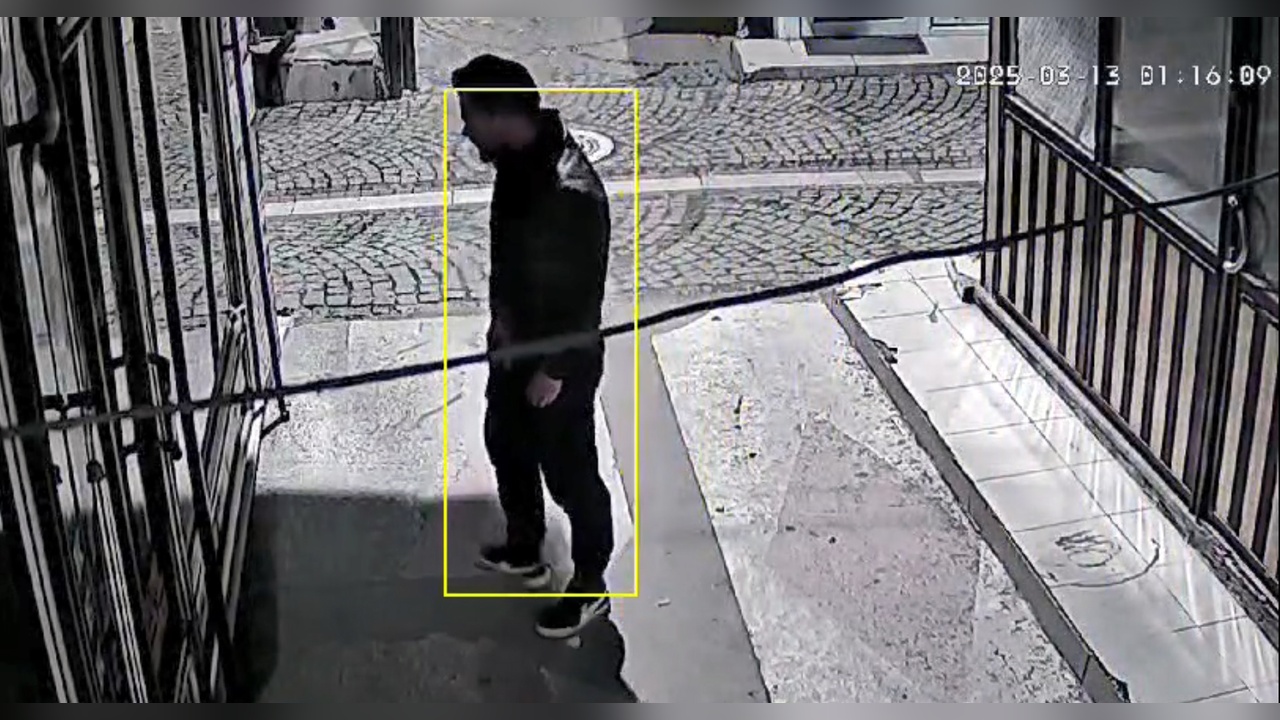 Hırsızlık Anı Güvenlik Kamerasında Kaydedildi
