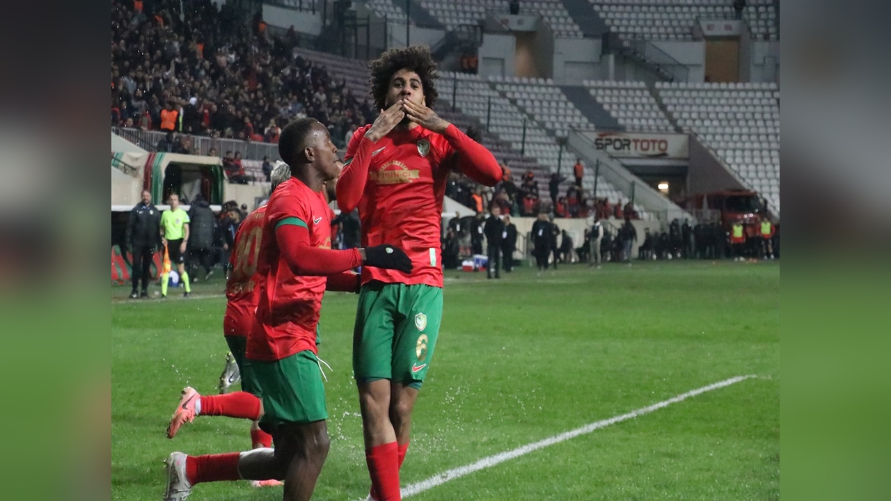 Amedspor'un Futbolcusu Cassubie'nin Aracının Karıştığı Kazada Bir Kişi Ağır Yaralandı