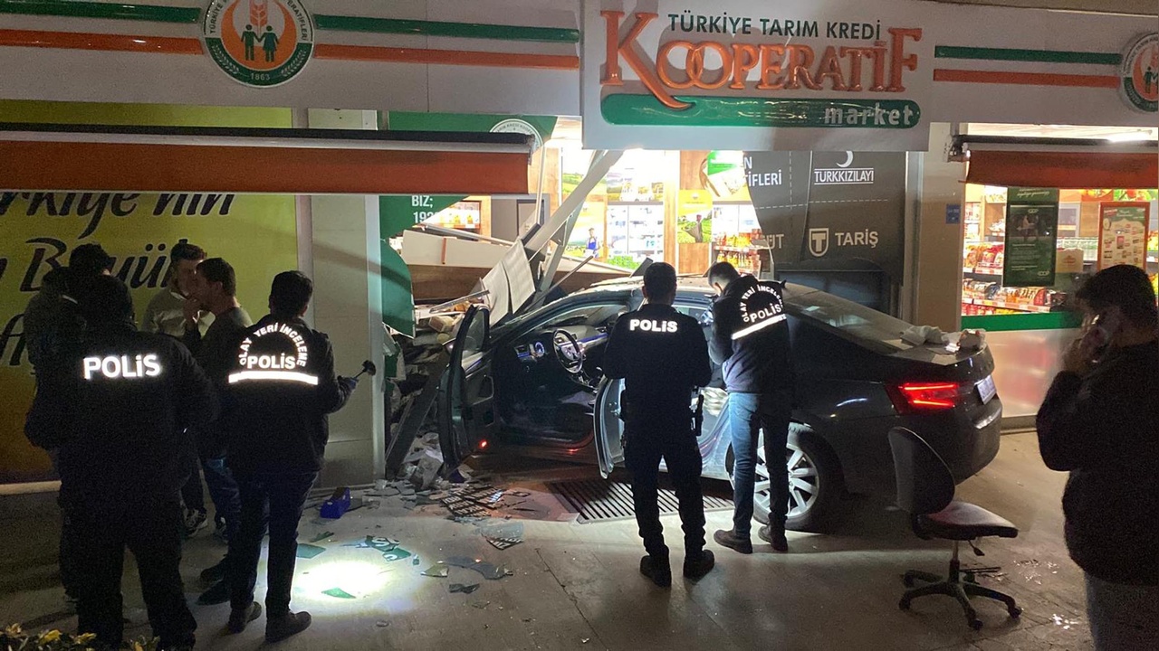 Alkollü Sürücü Yayalara Çarptı, Market İçine Girdi: 3 Yaralı