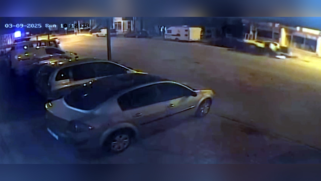Park Halindeki Araçlara Çarpan Otomobil Kazası Kameralara Yansıdı