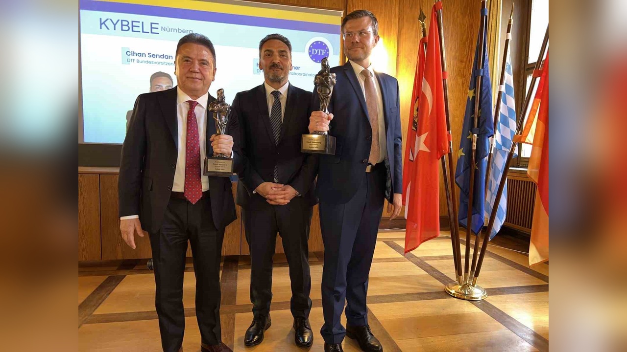 Başkan Böcek, "Kybele" Ödülünü Aldı