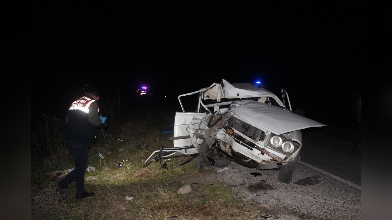 Manisa'da Trafik Kazası: Kamyona Çarpan Otomobilde 1 Ölü, 3 Yaralı