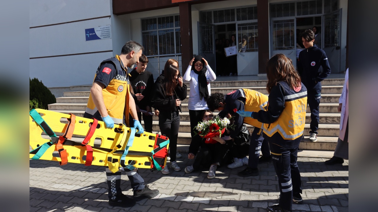 Sağlık Ekiplerine Sürpriz Kutlama Düzenlendi