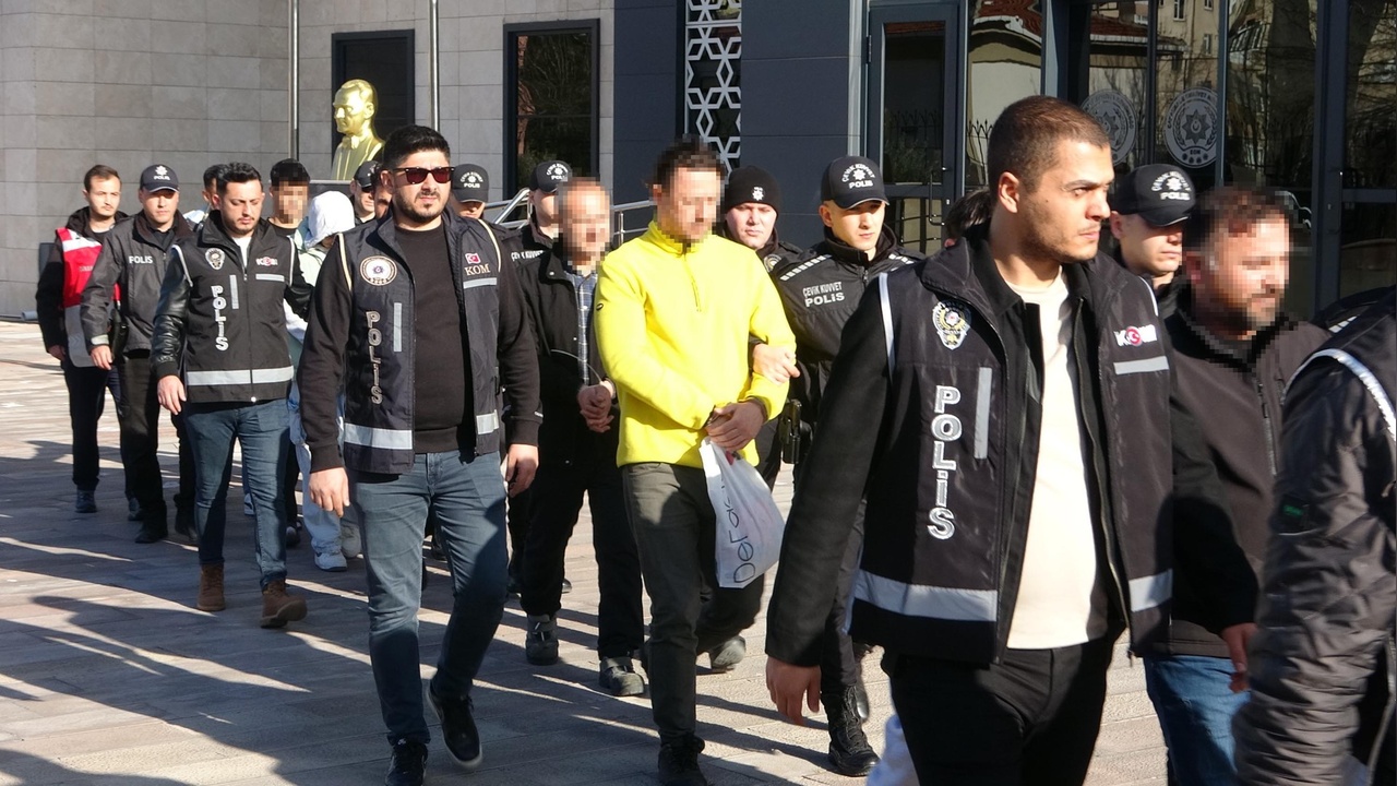 Balyoz ve bıçakla yapılan alacak kavgasında iki kişi yaralandı
