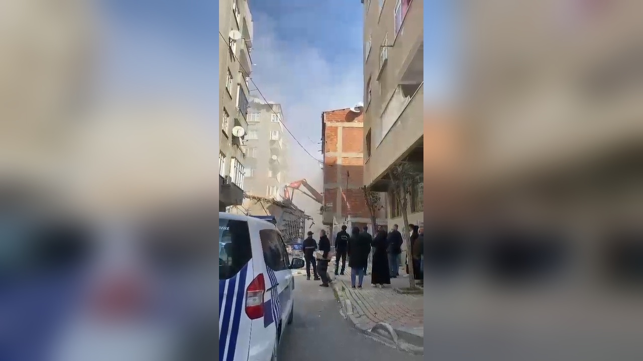 Esenler'de Kontrollü Yıkım Sırasında Hasar Gören Bina Tahliye Edildi