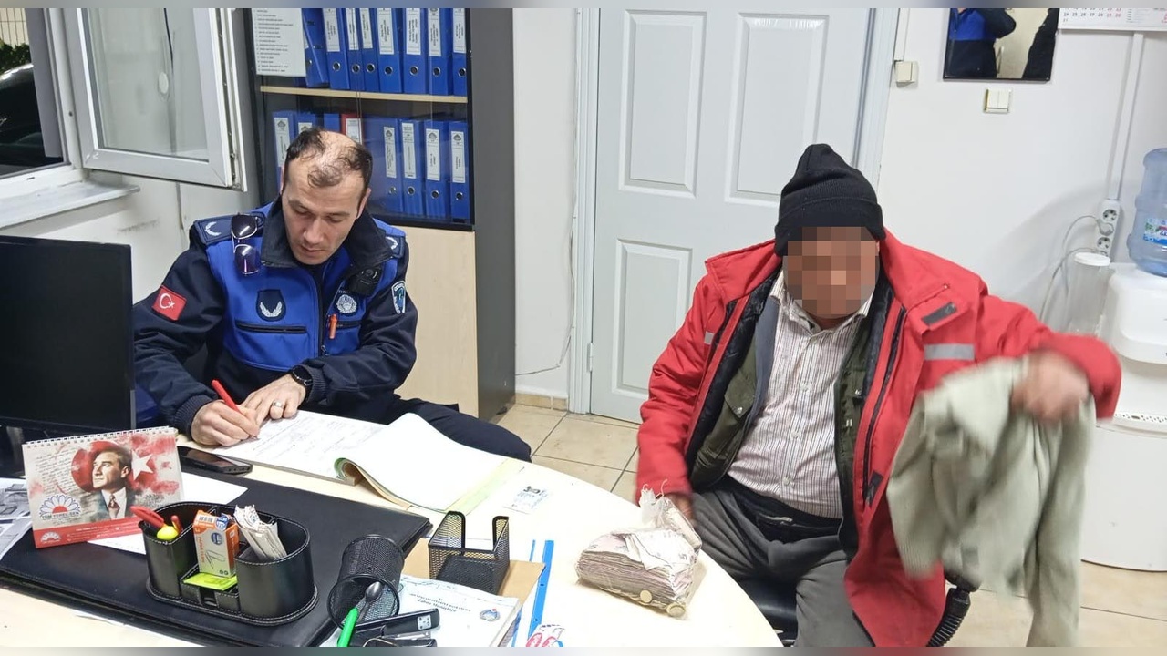 Görme Engelli Taklidi Yapan Dilenciden Büyük Miktarda Para Çıktı