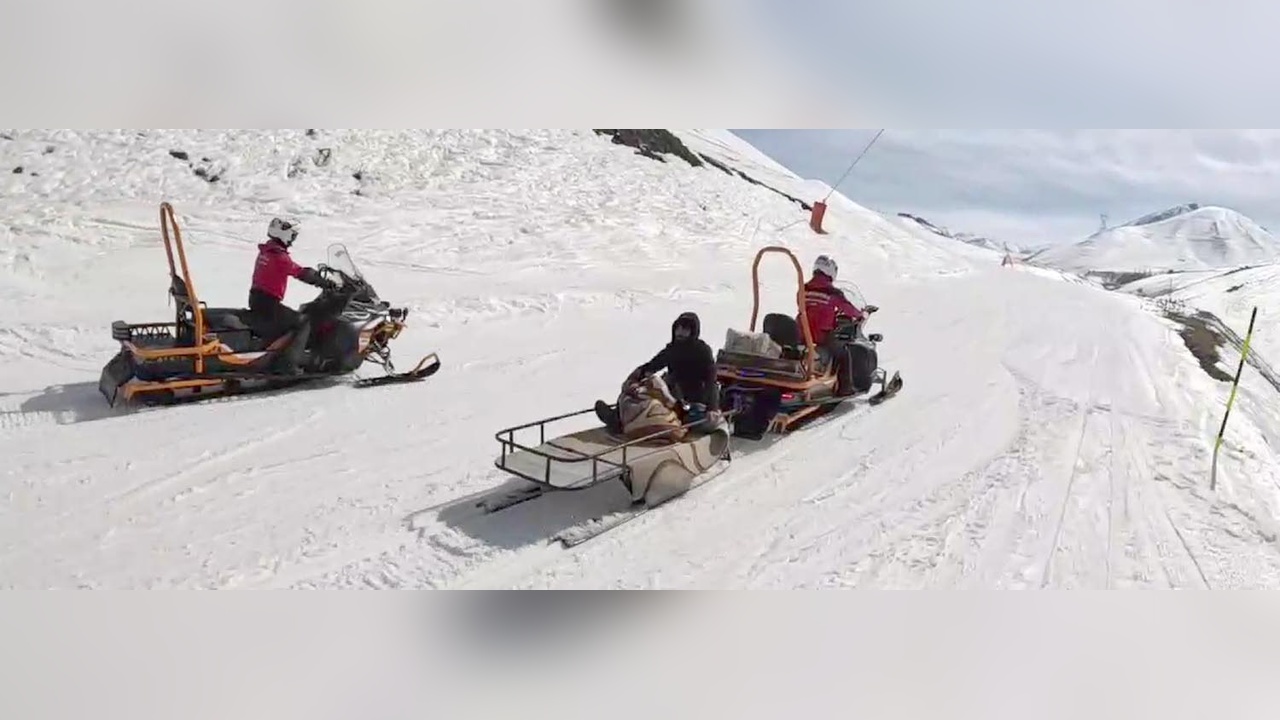 Jandarma, Kar Motosikleti ile Buzağı Taşıdı