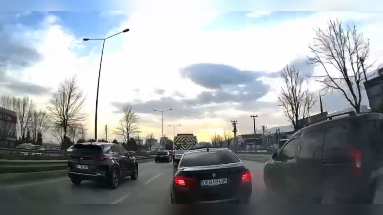 Makas Atan Sürücü Kaza Yaptı, Olay Anı Kameralara Yansıdı