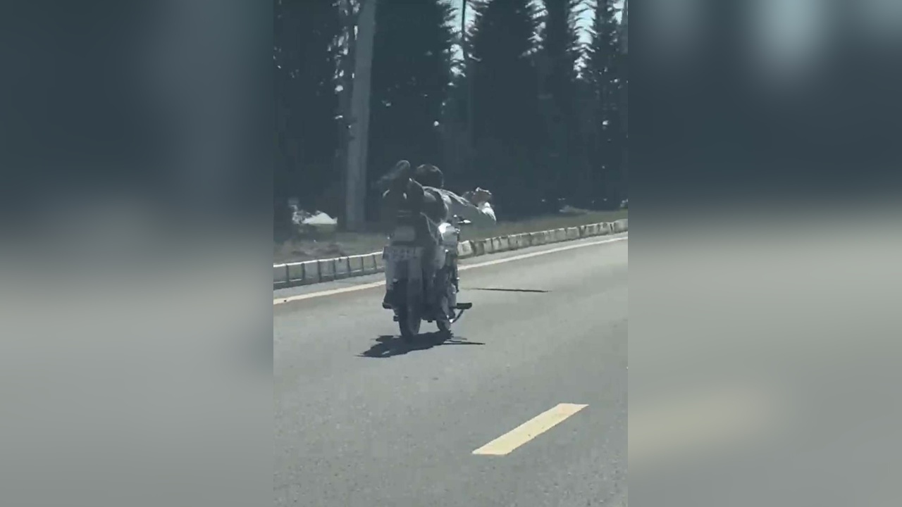Motosikletle Yüzüstü Uzanarak Seyahat Eden Sürücülere Cezalar Kesildi