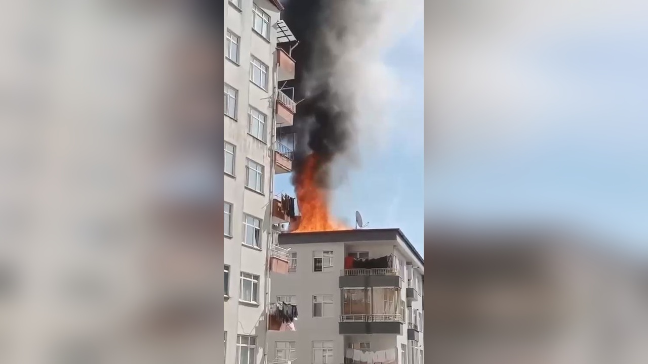 İstanbul'da 9 Katlı Binanın Çatısında Yangın Çıktı