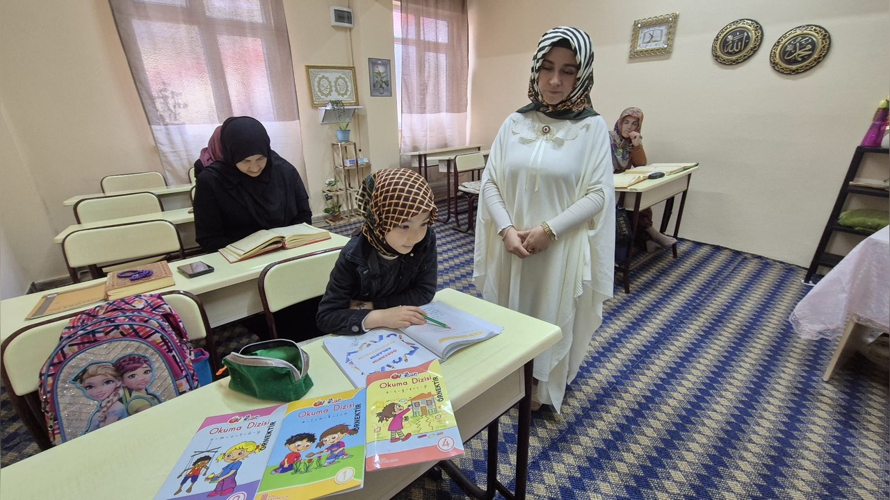 Türkçe Öğrenen Afgan Kız Seher, Okula Gitme Hayalini Gerçekleştirmek İstiyor