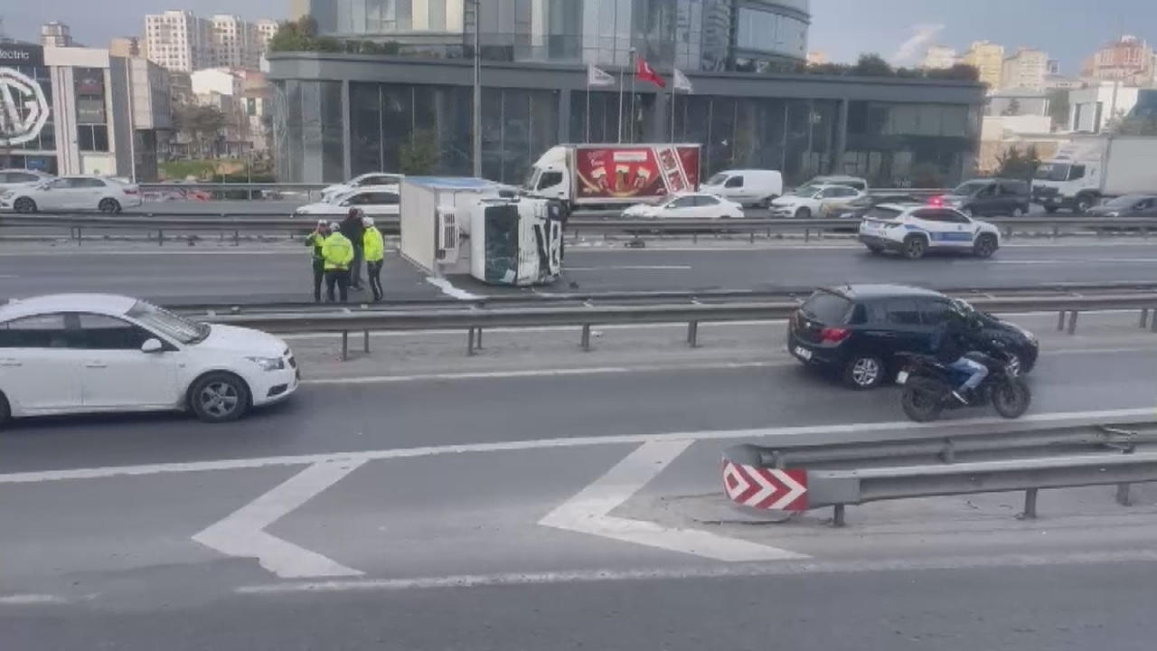 Bağcılar'da Kamyonet Devrildi, Trafik Aksadı