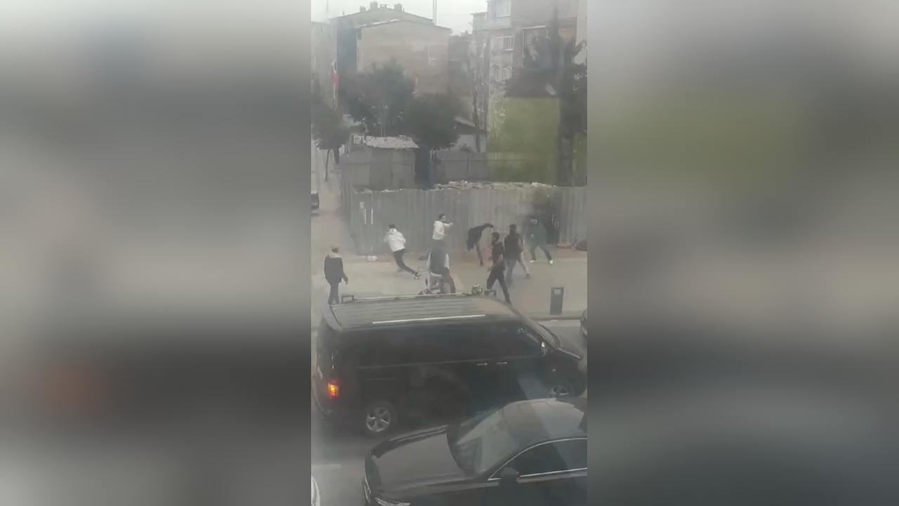 Sultangazi'de Taşlı Sopalı Kavga Güvenlik Kamerasında
