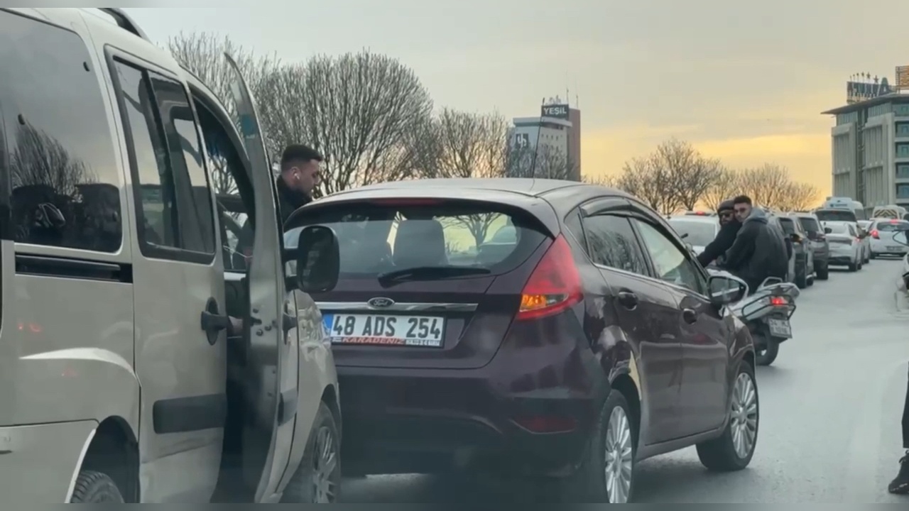 Zeytinburnu'nda Trafik Tartışması Kavgaya Dönüştü