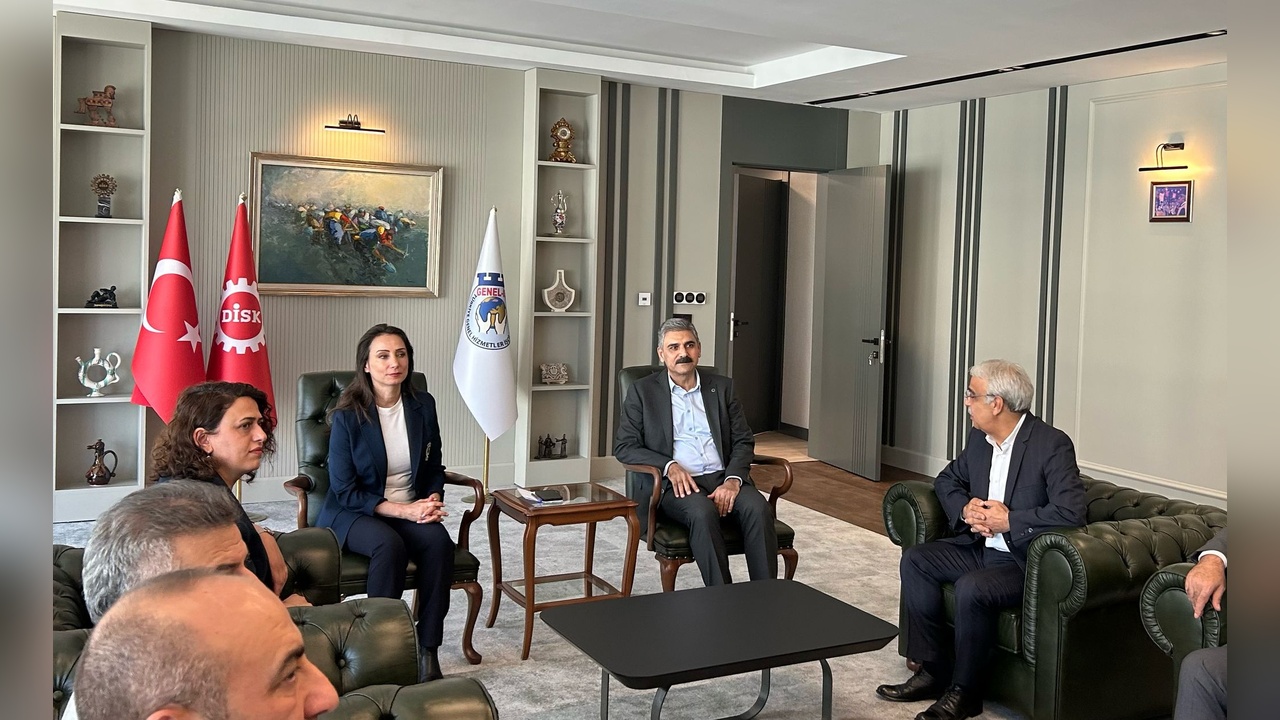 DEM Partisi Heyeti DİSK'i Ziyaret Etti