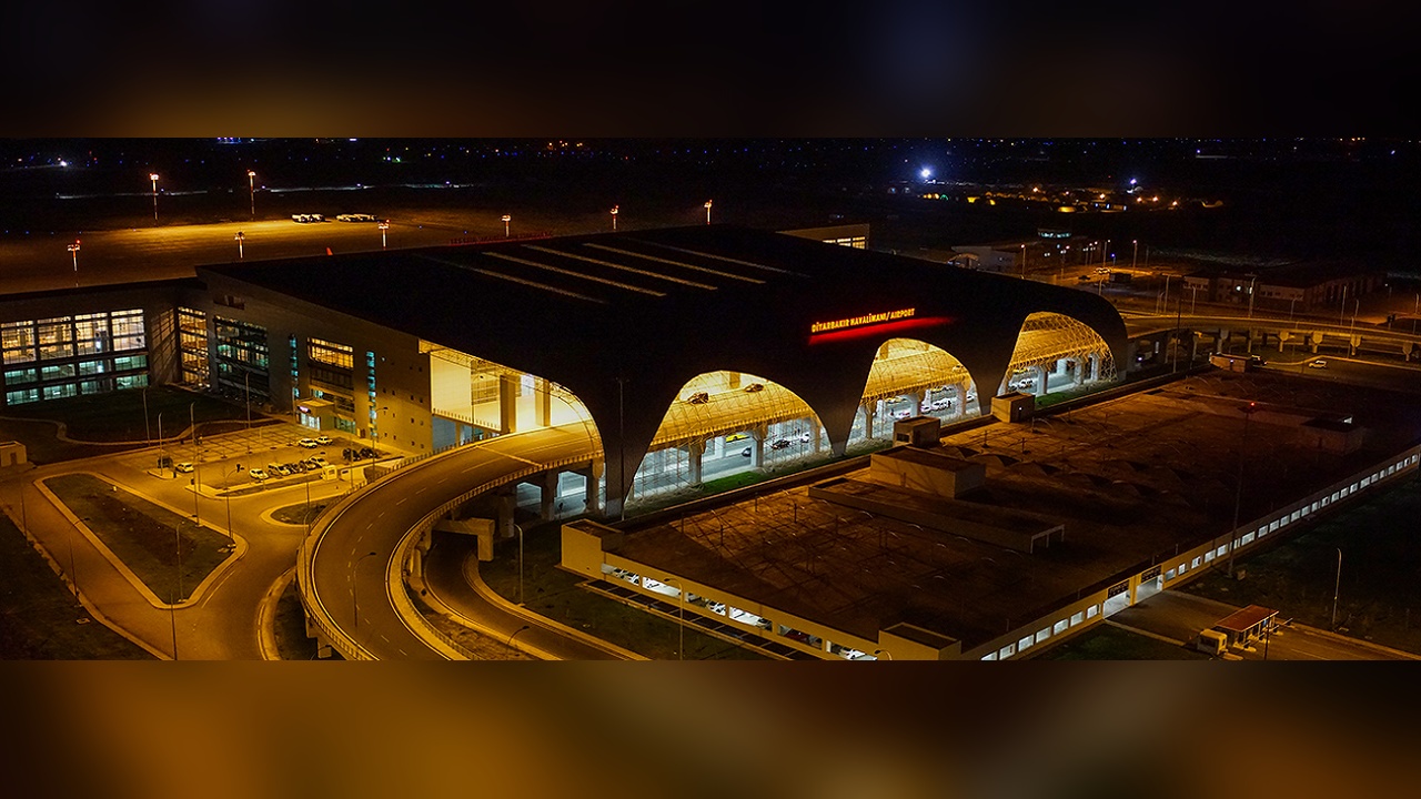 Uçakta Fenalaşan Bebek İçin Acil İniş Gerçekleşti