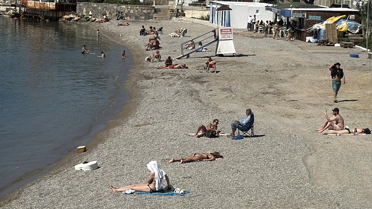 Bodrum'da Sıcak Hava Etkisiyle Sahiller Kalabalıklaştı