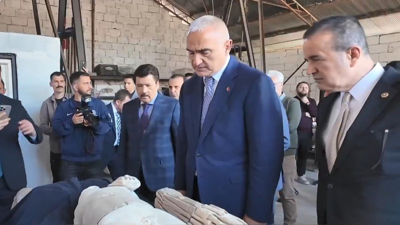 Kültür ve Turizm Bakanı Ersoy, Aspendos'taki Tarihi Heykeli Ziyaret Etti