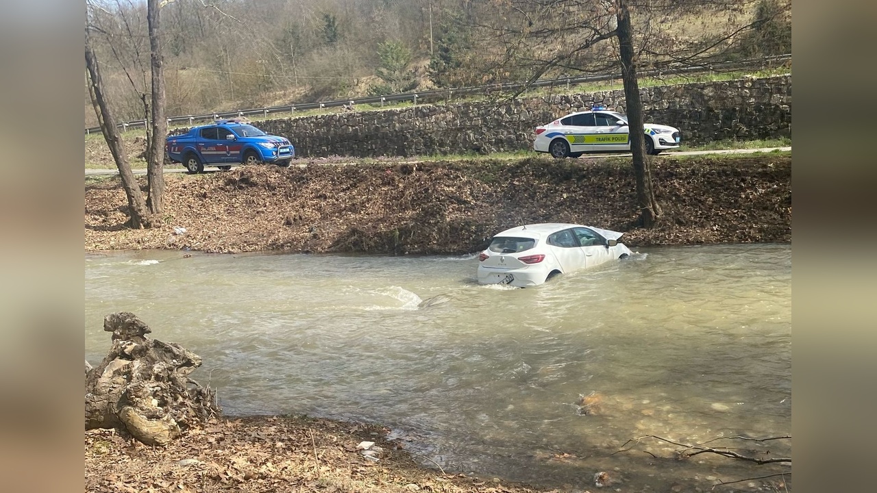 Otomobilin Dereye Düşmesi Sonucu İki Kişi Yaralandı
