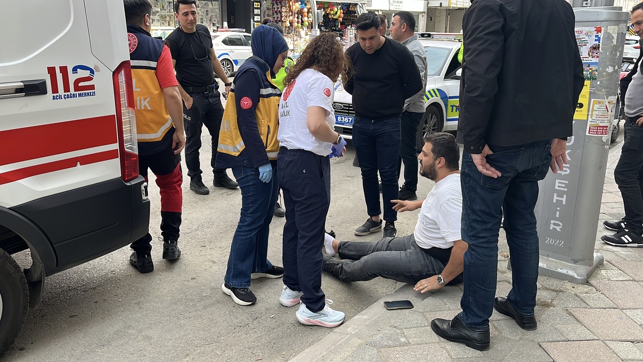 Motosiklet Kazasında Kurye Yaralandı