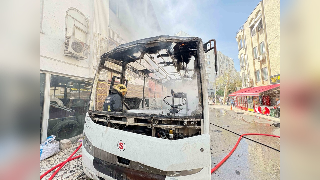 Park Halindeki Otobüs Alev Alev Yandı