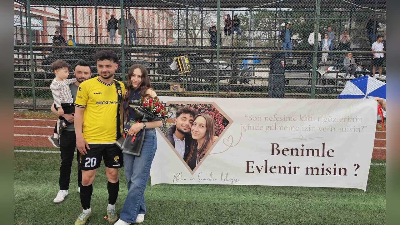 Futbolcu Şampiyonluk Maçında Evlilik Teklifi Yaptı