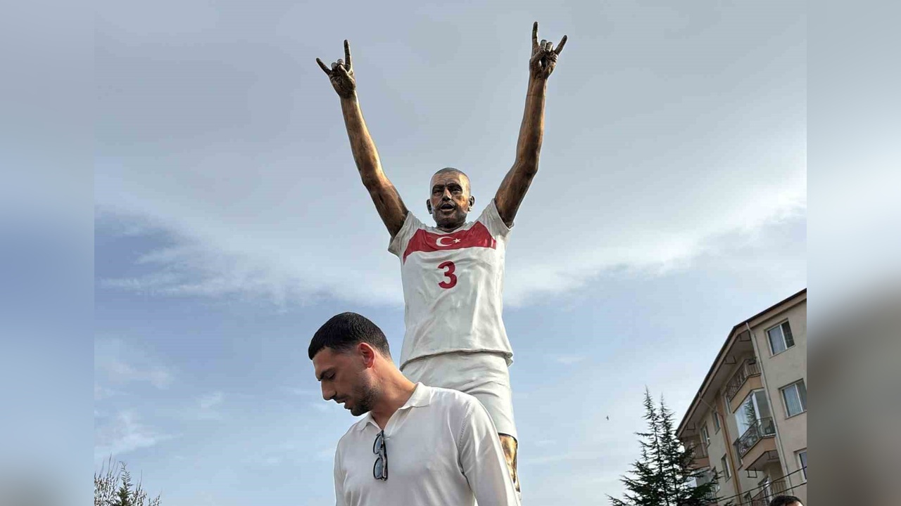 Merih Demiral, Bozkurt Heykeli Önünde Duygularını Paylaştı