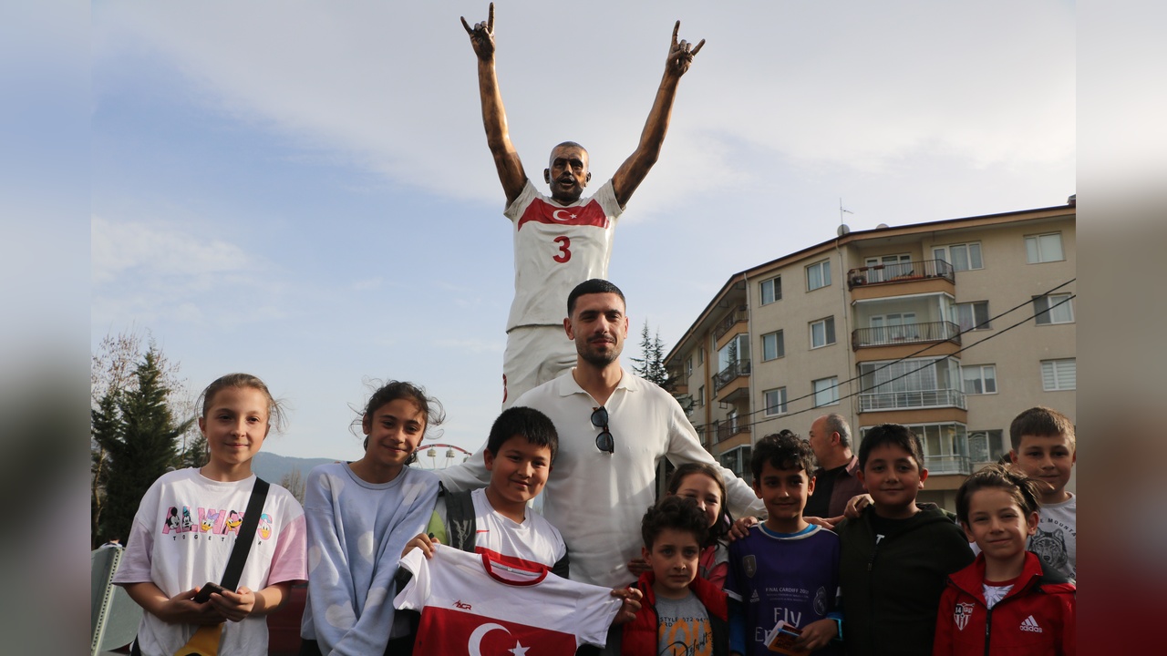 Merih Demiral, Bolu'daki Heykelini Görmek İçin Ziyaret Gerçekleştirdi