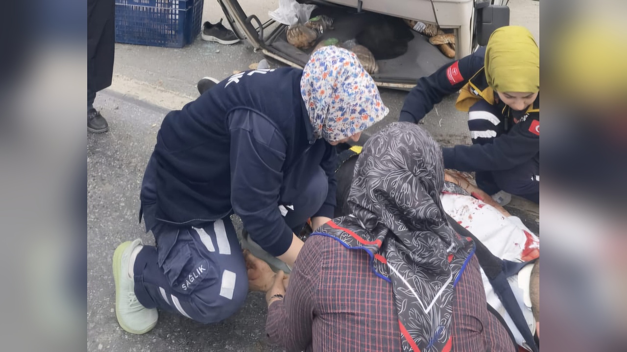 Sakarya'da Minibüs Kazası: İki Kişi Yaralandı