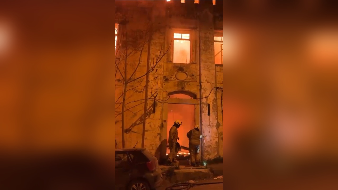 Sarıyer'deki Eski Topçu Karakolu Yangını İtfaiye Ekiplerini Seferber Etti