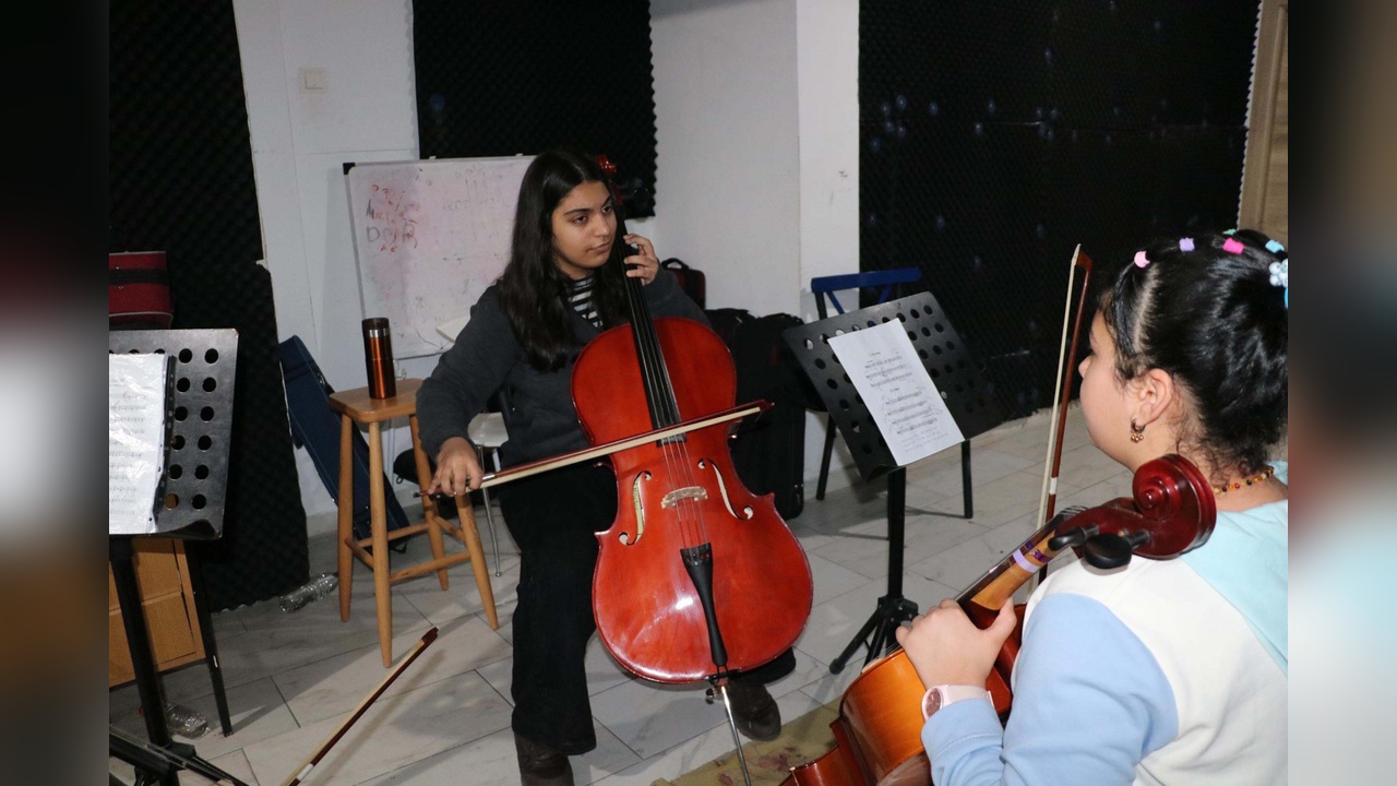 Çello ile Hayatı Değişen Liseli Zelal, Diğer Çocuklara Umut Oluyor