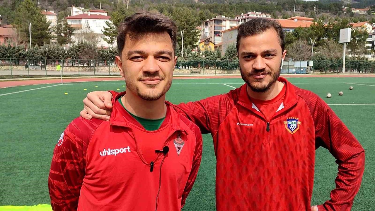 İkiz Kardeşler Futbol Sahasında Karşı Karşıya Geldi