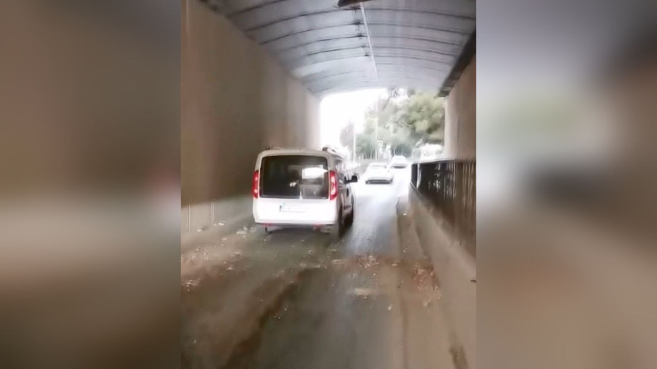 Büyükçekmece'de Alt Geçit Kazası: Beton Parçaları Araçlara Düştü