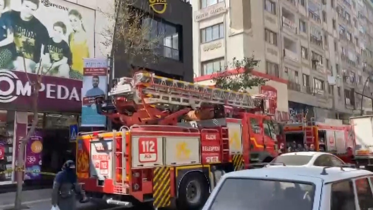 Dönerci Restoranında Yangın: İki Çalışan Dumandan Etkilendi