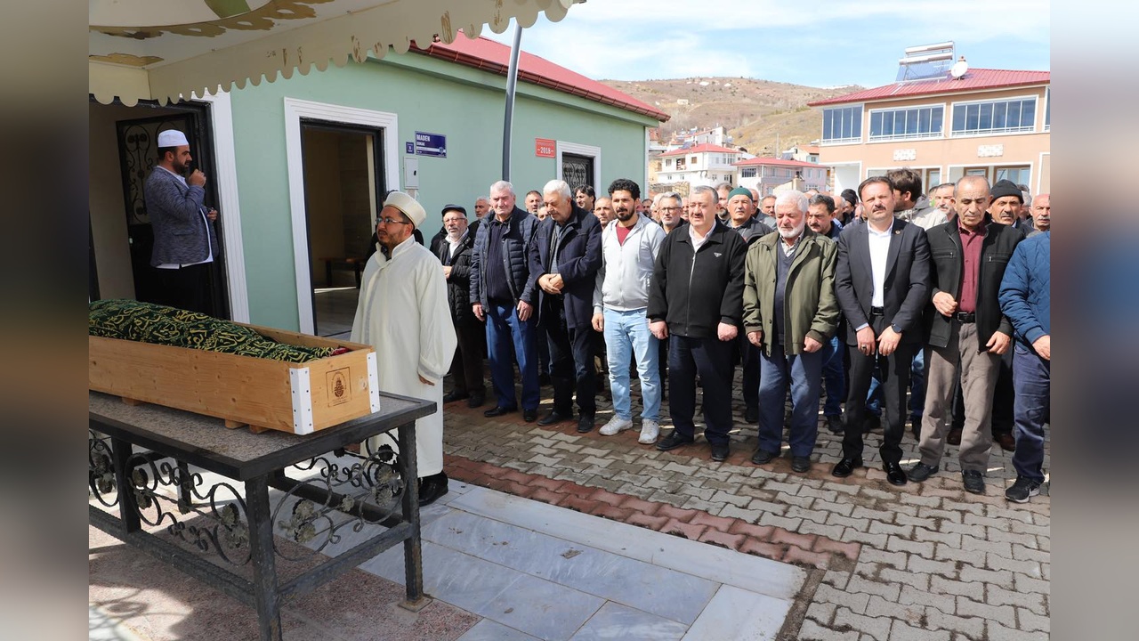 Bir Genç Kadın, Annesinin Tabutunun Başında Kalp Krizi Geçirdi